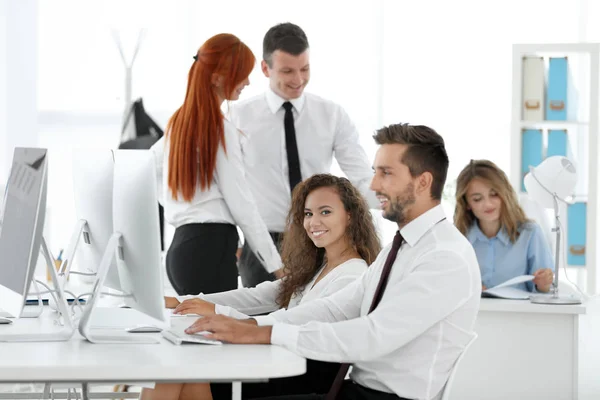 Gente de negocios en oficina — Foto de Stock