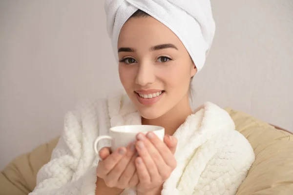 Frau trinkt Kaffee — Stockfoto