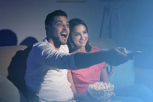 Jovem Casal Assistindo Casa — Fotografia de Stock