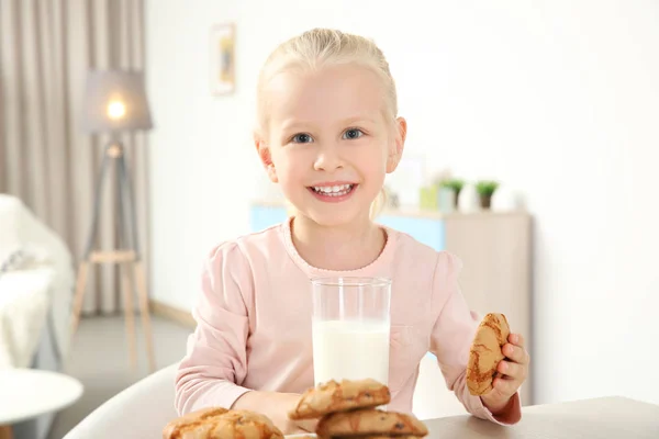 Χαριτωμένο Κορίτσι Τρώει Cookie Στο Σπίτι — Φωτογραφία Αρχείου