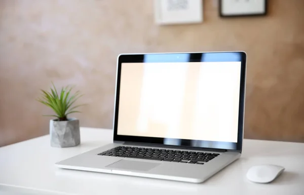 Lugar de trabajo moderno con portátil — Foto de Stock