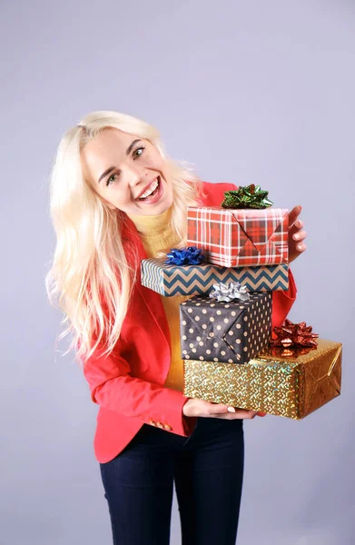 Молодая женщина с рождественскими подарками — стоковое фото