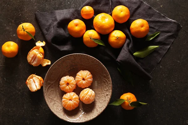 Mandarinas peladas en plancha —  Fotos de Stock