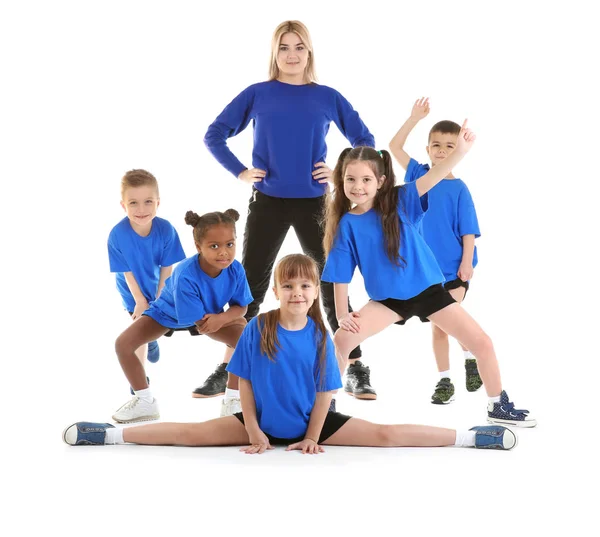 Učitel tance s dětmi pózuje na bílém pozadí — Stock fotografie