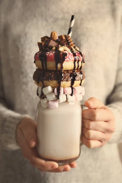 Chica sosteniendo batido con rosquillas — Foto de Stock