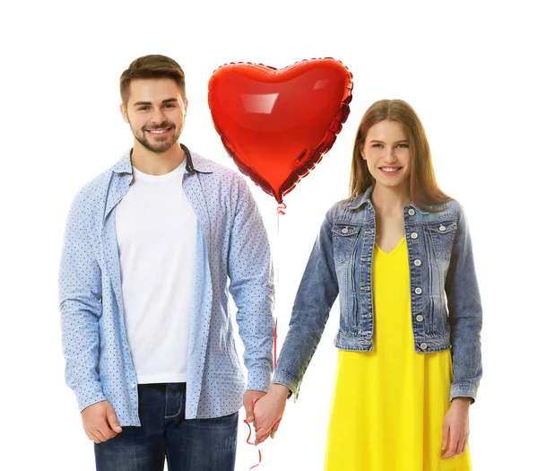 Jovem casal com balão em forma de coração — Fotografia de Stock