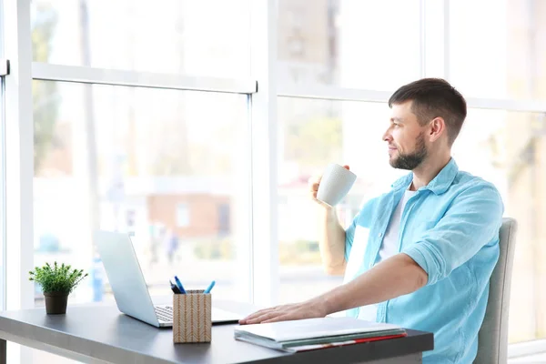 Mann trinkt Kaffee — Stockfoto