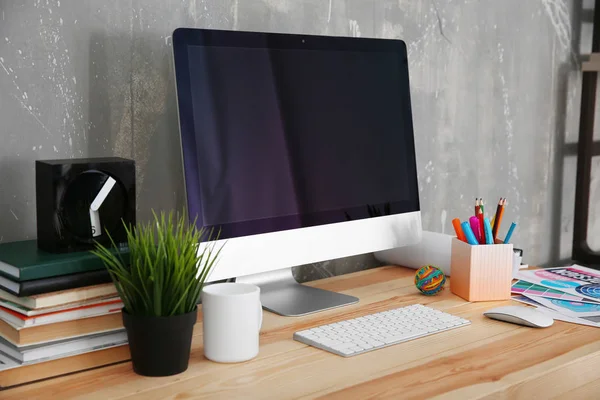 Designer arbetsplats med dator — Stockfoto