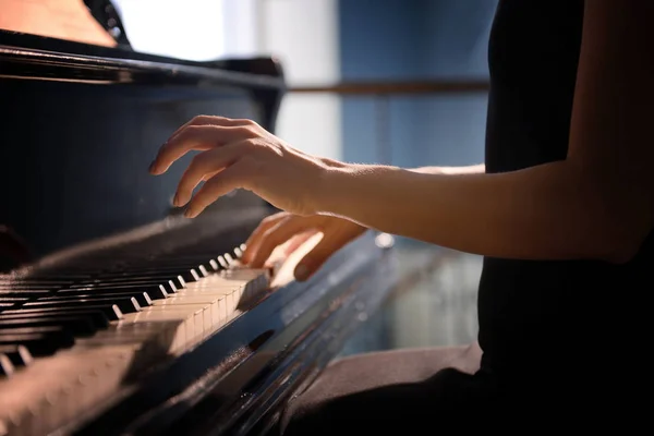 Vrouwelijke handen spelen piano — Stockfoto