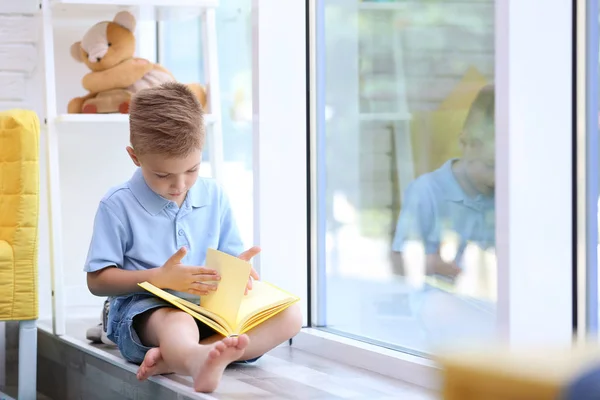 Jongen lezen boek — Stockfoto