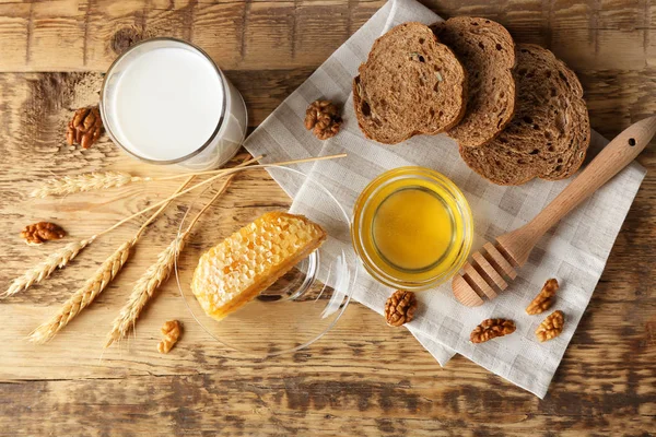 Composizione con latte, miele, pane e favo — Foto Stock
