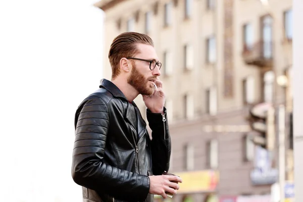 Jeune homme parlant au téléphone — Photo