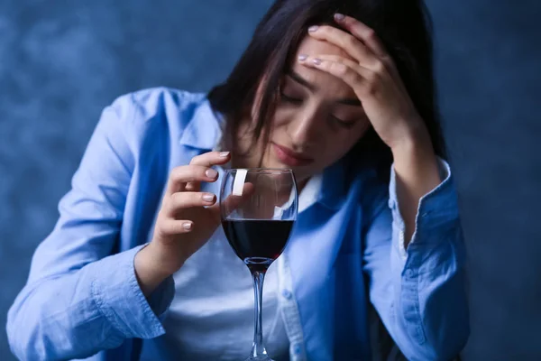 Depressive junge Frau trinkt — Stockfoto