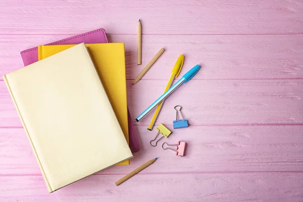 Bunte Notizbücher auf rosa — Stockfoto