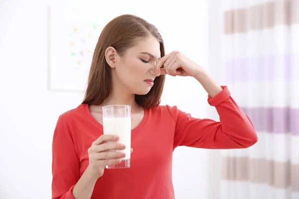 Młoda kobieta odmawia picia mleka — Zdjęcie stockowe