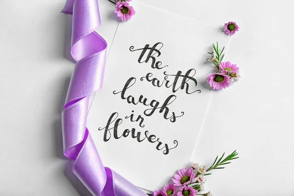 Papier met bloemen en lint — Stockfoto