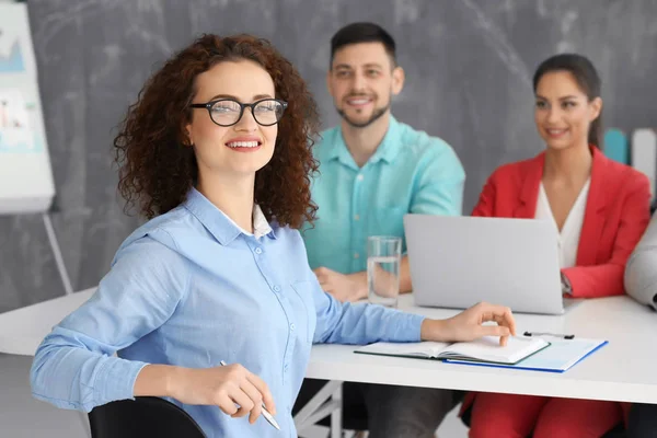 Concepto de entrevista de trabajo. Comisión de Recursos Humanos entrevistando a mujer — Foto de Stock