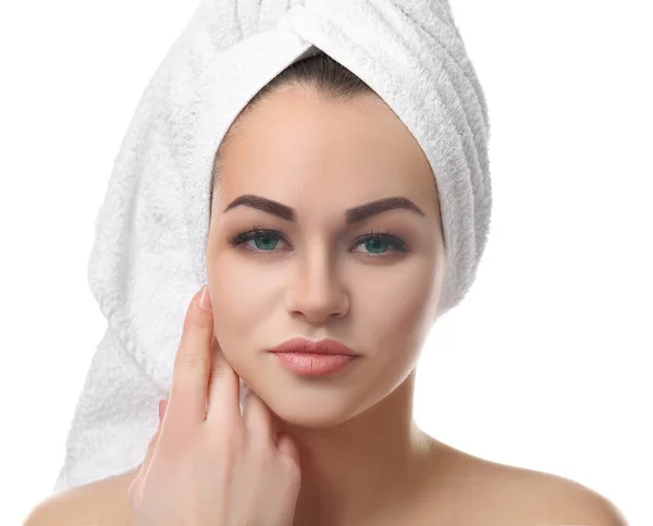 Krásná mladá žena s ručníkem na bílém pozadí — Stock fotografie