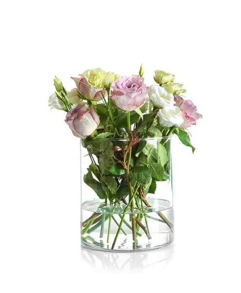 Vaas met een boeket van mooie bloemen — Stockfoto
