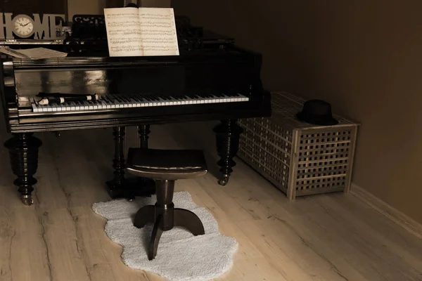 Piano en habitación clásica vacía — Foto de Stock