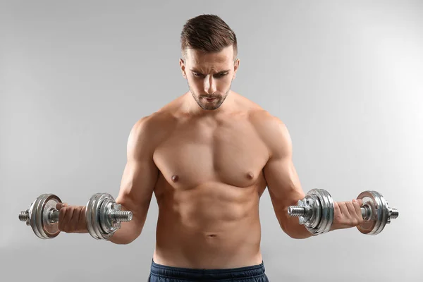 Homem desportivo fazendo exercícios — Fotografia de Stock