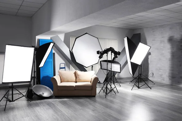 Studio fotografico con apparecchi di illuminazione — Foto Stock