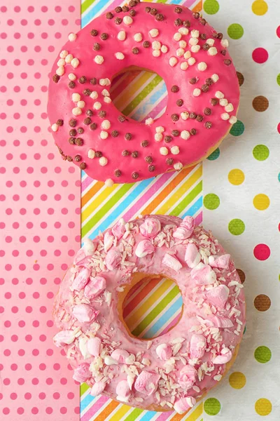 Вкусные глазурованные пончики — стоковое фото