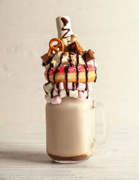 Milkshake, Pączek i słodycze w szkle — Zdjęcie stockowe