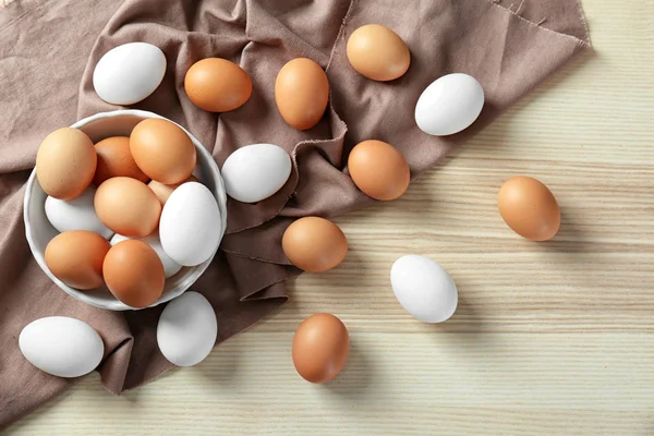 Plaat met rauwe eieren — Stockfoto