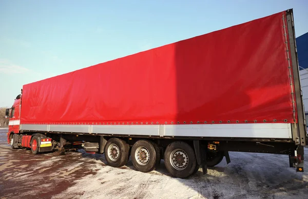 Современный грузовик — стоковое фото