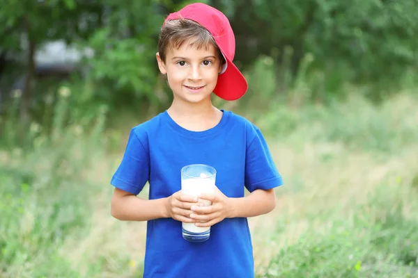 Criança segurando copo de leite — Fotografia de Stock