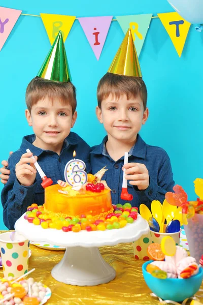 Gêmeos bonitos comemorando aniversário em casa — Fotografia de Stock