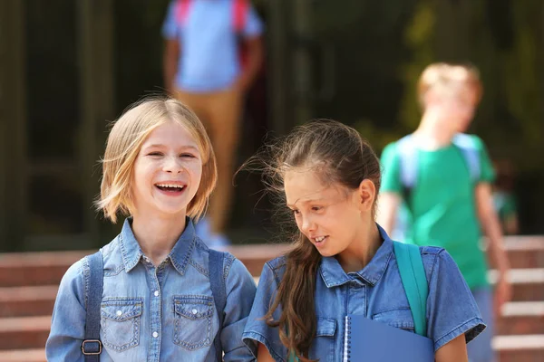 学校の近くのかわいい子供たち — ストック写真