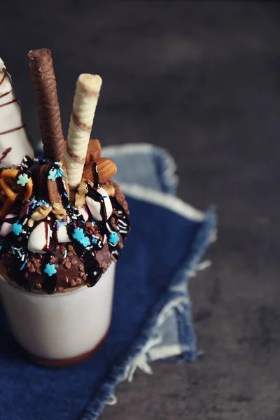 Milkshake, donut och godis i glas — Stockfoto