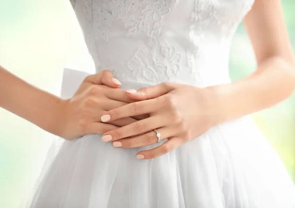 Mano de novia con anillo — Foto de Stock