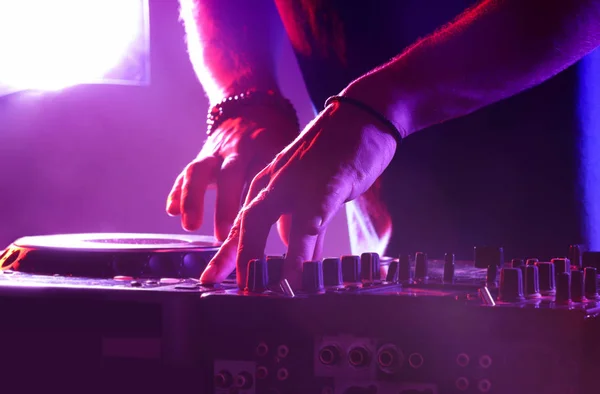 DJ mixing tracks on mixer — Stock Photo, Image