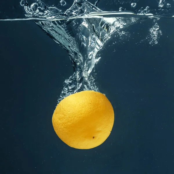 Lemon falling in water — Stock Photo, Image