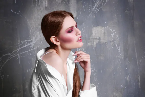 Młody model z kreatywnych makijaż — Zdjęcie stockowe