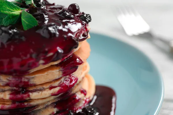 Pancake lezat dengan selai currant — Stok Foto