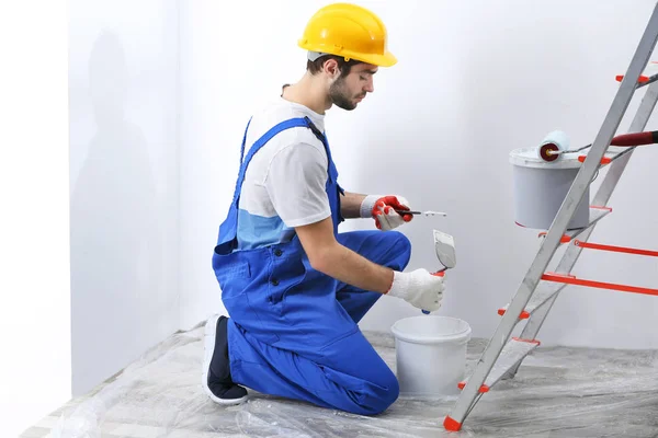 Trabajador masculino haciendo reparación — Foto de Stock