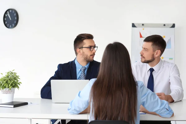 Concepto de entrevista de trabajo. Directores de Recursos Humanos entrevistando a mujer — Foto de Stock