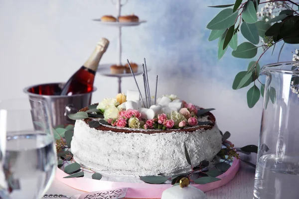 Mesa servida para o jantar de aniversário — Fotografia de Stock