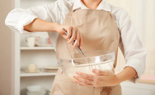 Vrouw die deeg maakt — Stockfoto