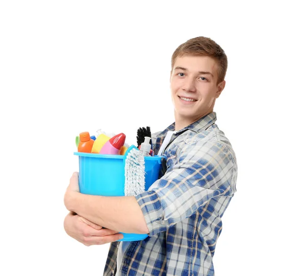 Joven sosteniendo cubo con equipo de limpieza y suministros sobre fondo blanco — Foto de Stock