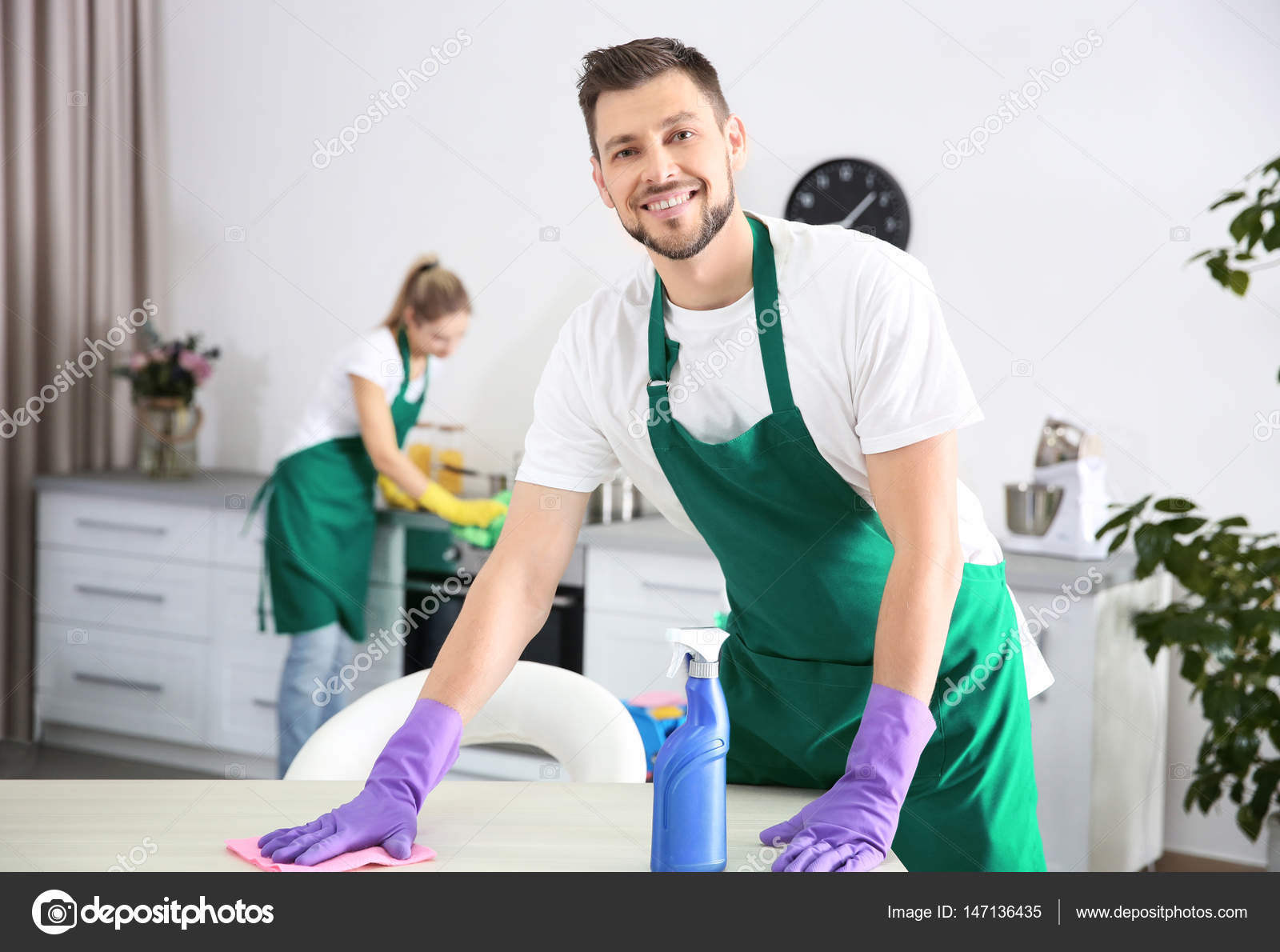 Junge Mannliche Reinigungskraft Stockfotografie Lizenzfreie Fotos C Belchonock Depositphotos