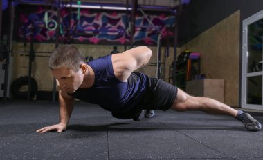 spor salonunda genç adam