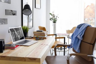 Ofiste rahat çalışma alanı