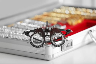 Çerçeve ve birçok farklı deneme lensler ile kutusu