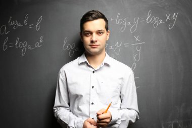 Yakışıklı genç öğretmen 