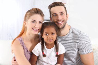 Aile kanepede oturuyor.